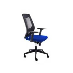 SILLA ROCADA DE OFICINA CON RUEDAS Y BRAZOS TAPIZADA EN TELA IGNIFUGA AZUL Y RESPALDO EN POLIMERO NEGRO