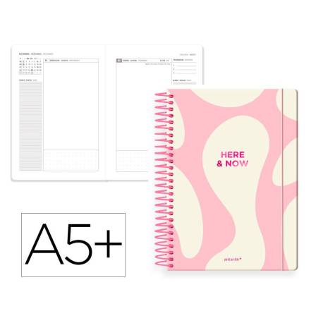 AGENDA ESPIRAL MARCA ANTARTIK HERE AND NOW A5+ 2026 DÍA PÁGINA ROSA PAPEL 80G FSC